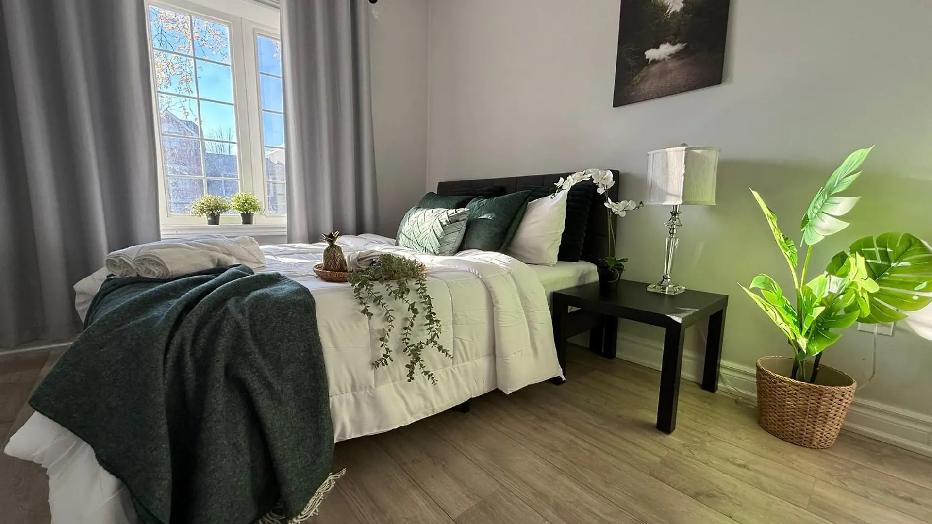 3 Bedrooms Little Italy Downtown Canada