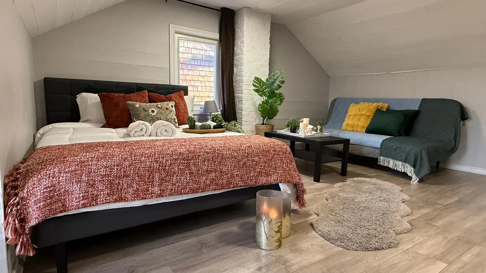 3 Bedrooms Little Italy Downtown Toronto